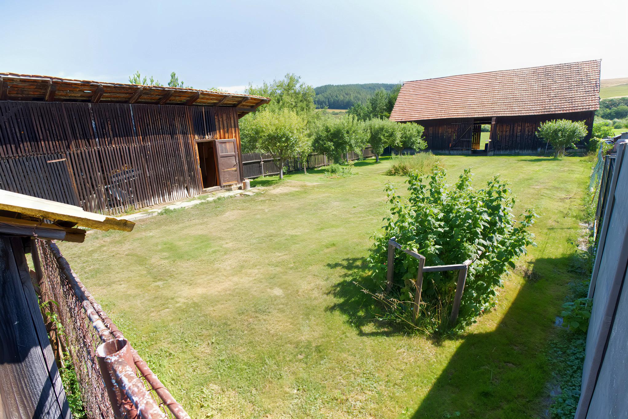 Rodinný dom (1 293 m²) s  veľkou záhradou a stodolou, Domaňovce