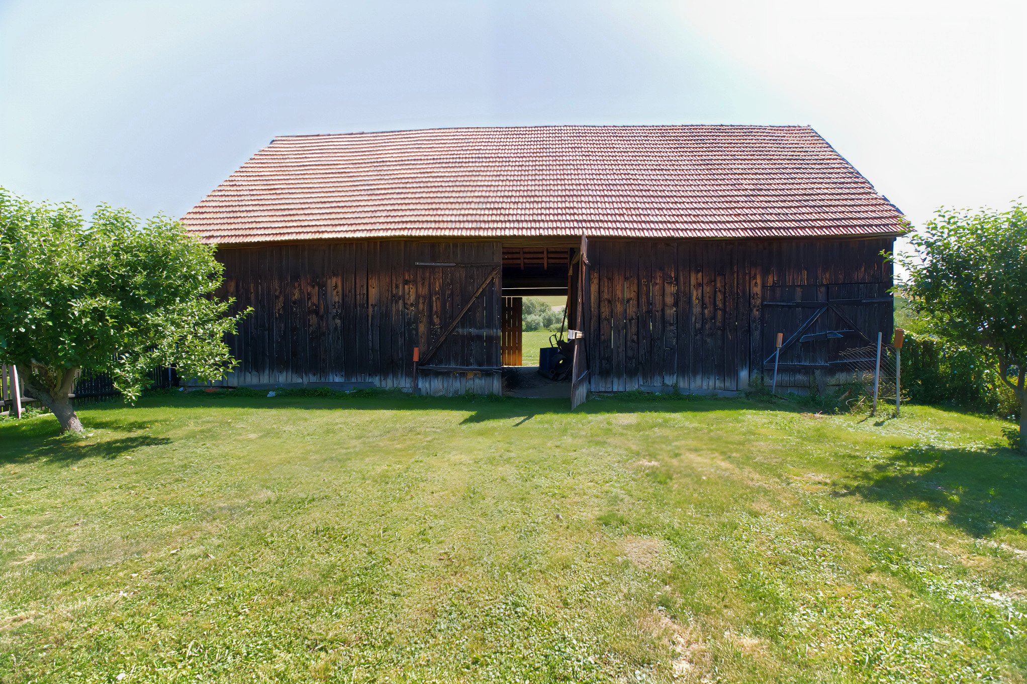 Rodinný dom (1 293 m²) s  veľkou záhradou a stodolou, Domaňovce