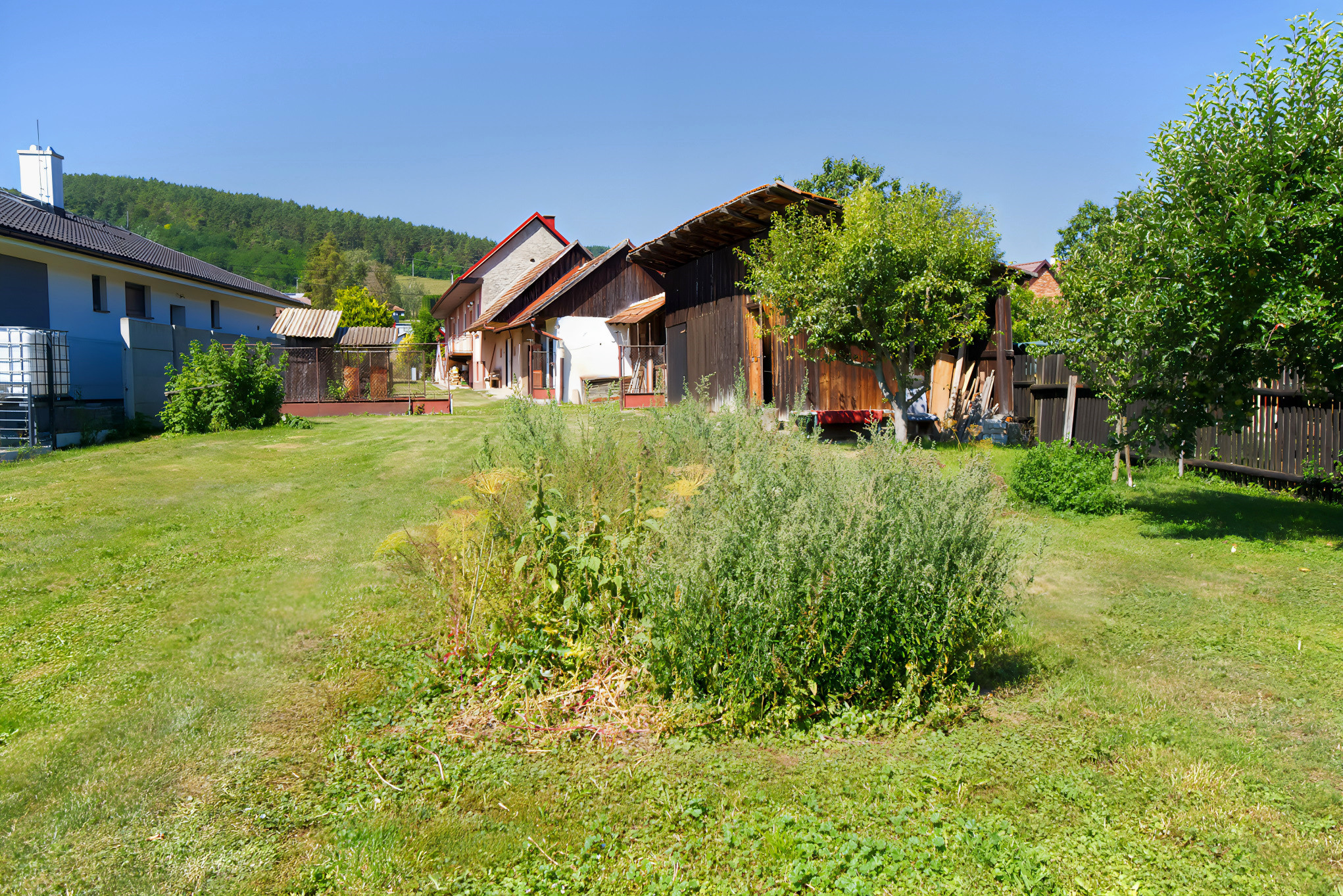 Rodinný dom (1 293 m²) s  veľkou záhradou a stodolou, Domaňovce