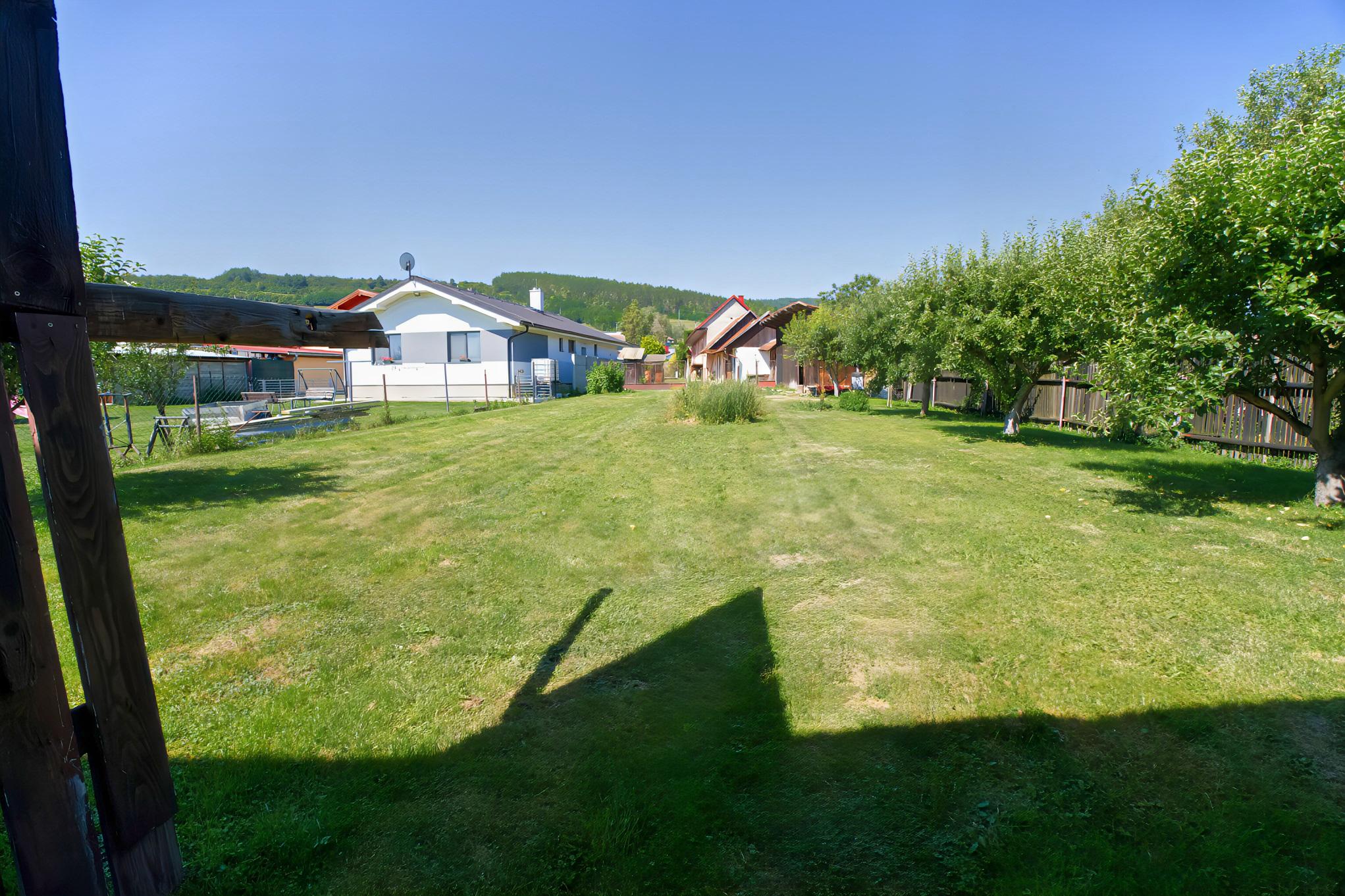 Rodinný dom (1 293 m²) s  veľkou záhradou a stodolou, Domaňovce