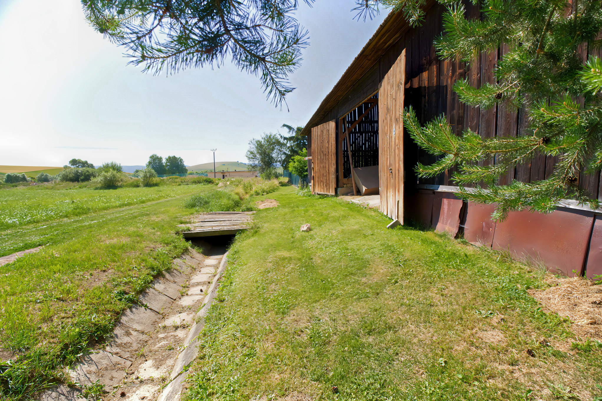 Rodinný dom (1 293 m²) s  veľkou záhradou a stodolou, Domaňovce
