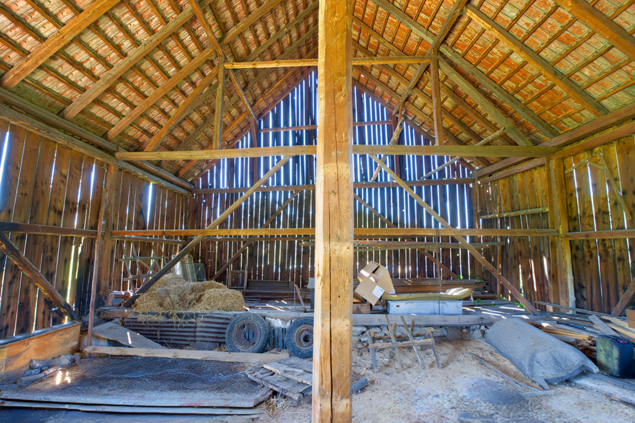 Rodinný dom (1 293 m²) s  veľkou záhradou a stodolou, Domaňovce
