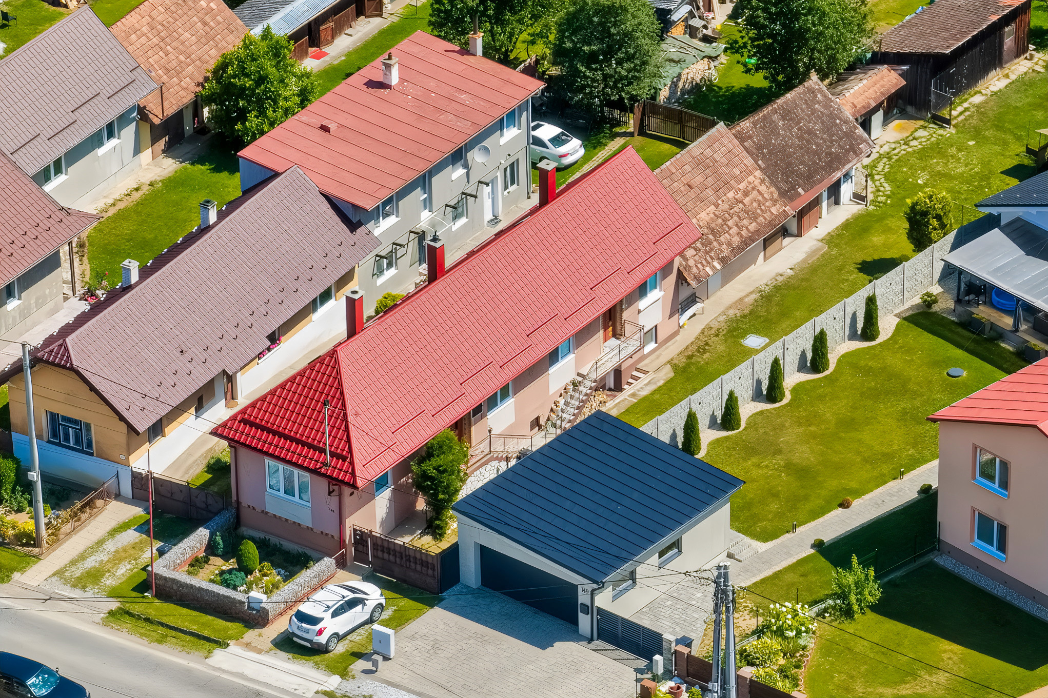 Rodinný dom (1 293 m²) s  veľkou záhradou a stodolou, Domaňovce