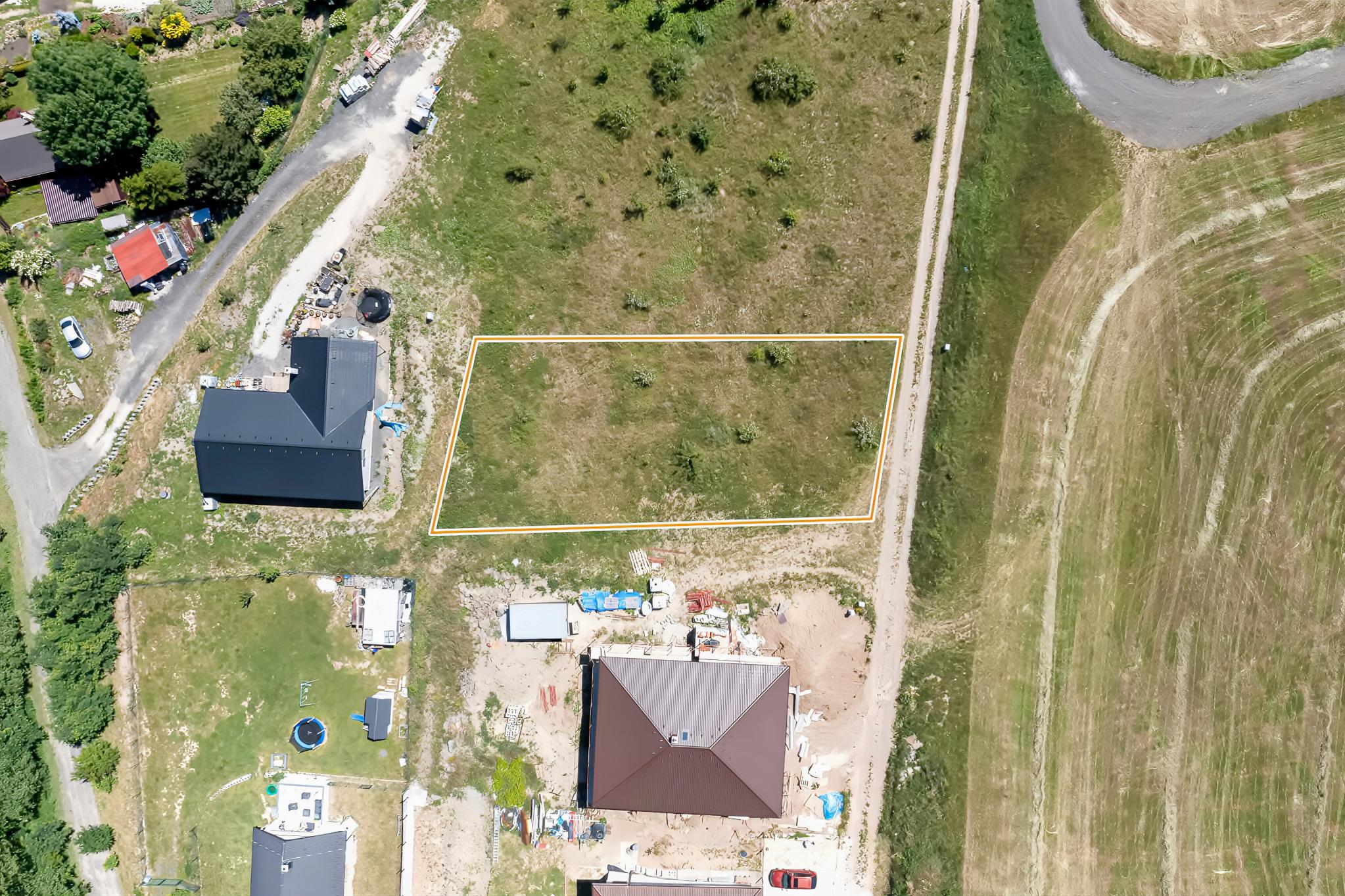 Stavebný pozemok (1000 m2) na križovatke ciest Čenčice
