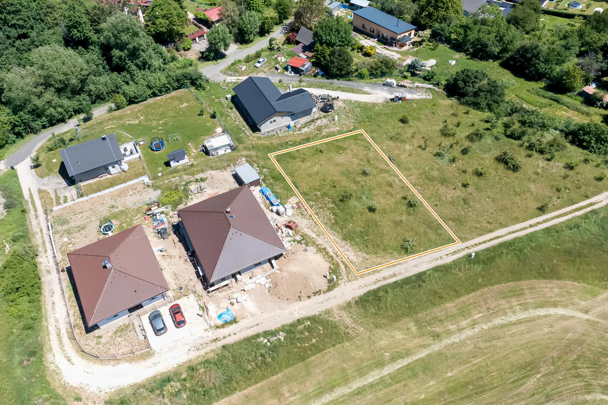 Stavebný pozemok (1000 m2) na križovatke ciest Čenčice