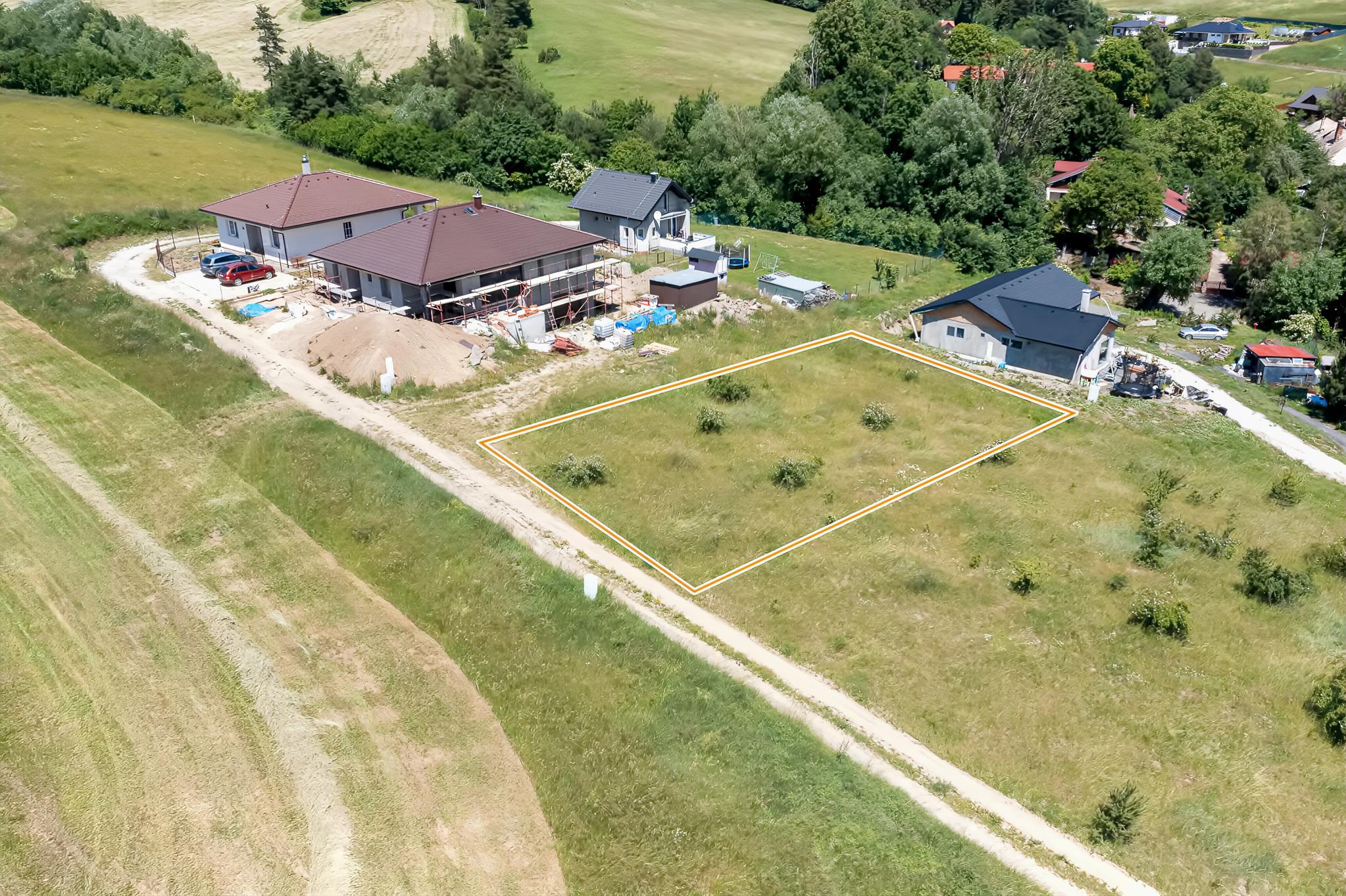 Stavebný pozemok (1000 m2) na križovatke ciest Čenčice