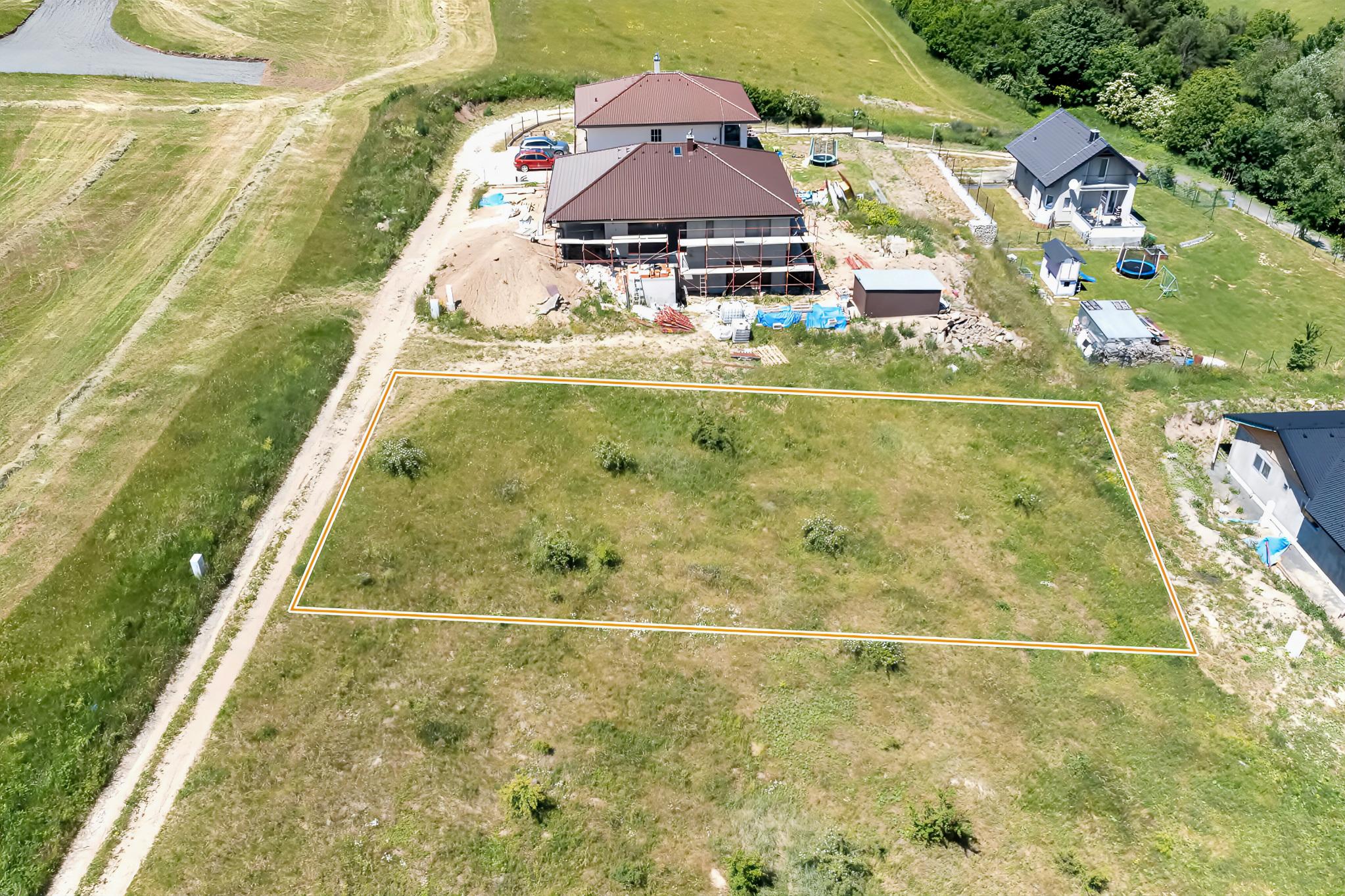 Stavebný pozemok (1000 m2) na križovatke ciest Čenčice