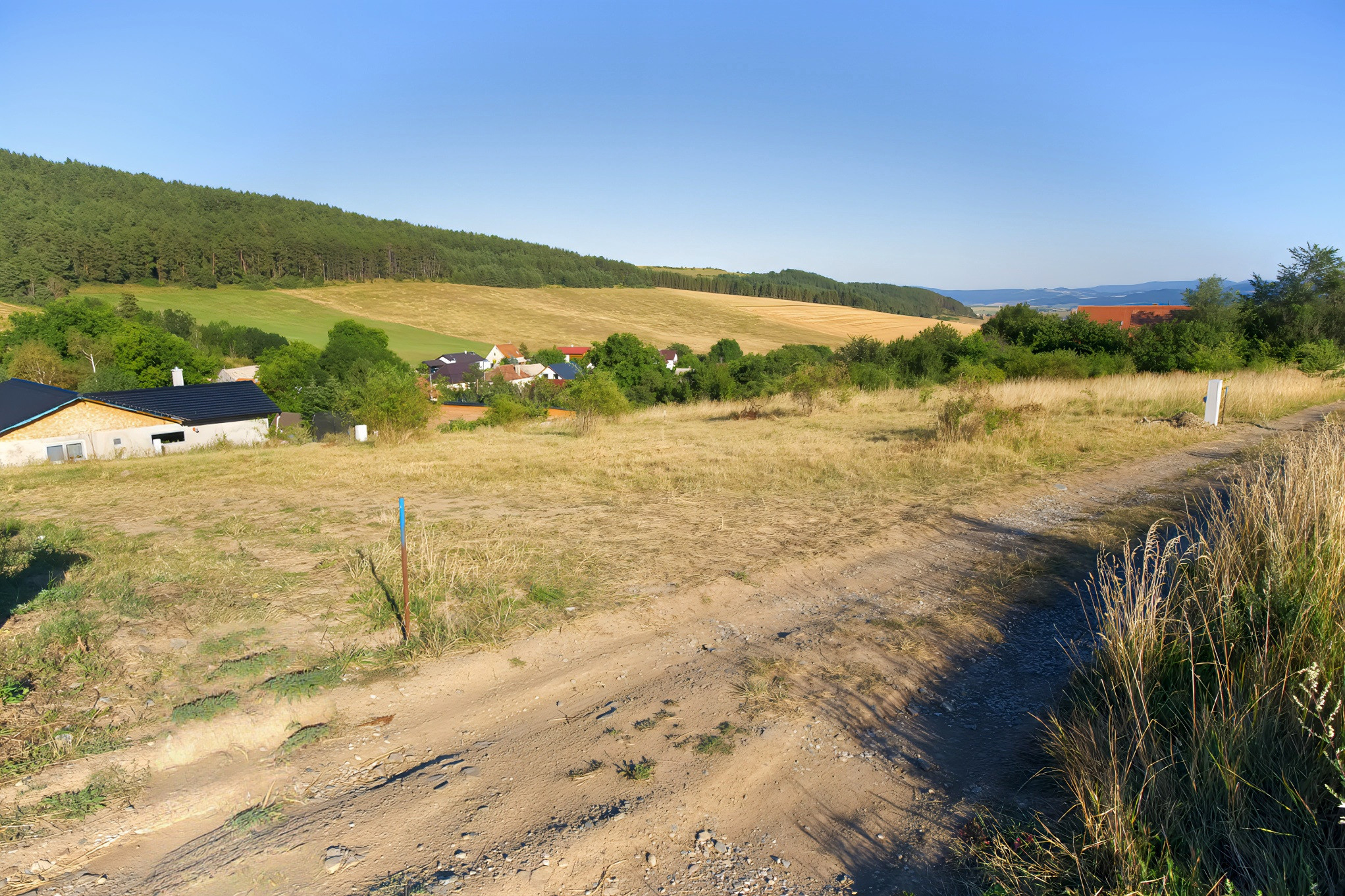 Stavebný pozemok (1000 m2) na križovatke ciest Čenčice