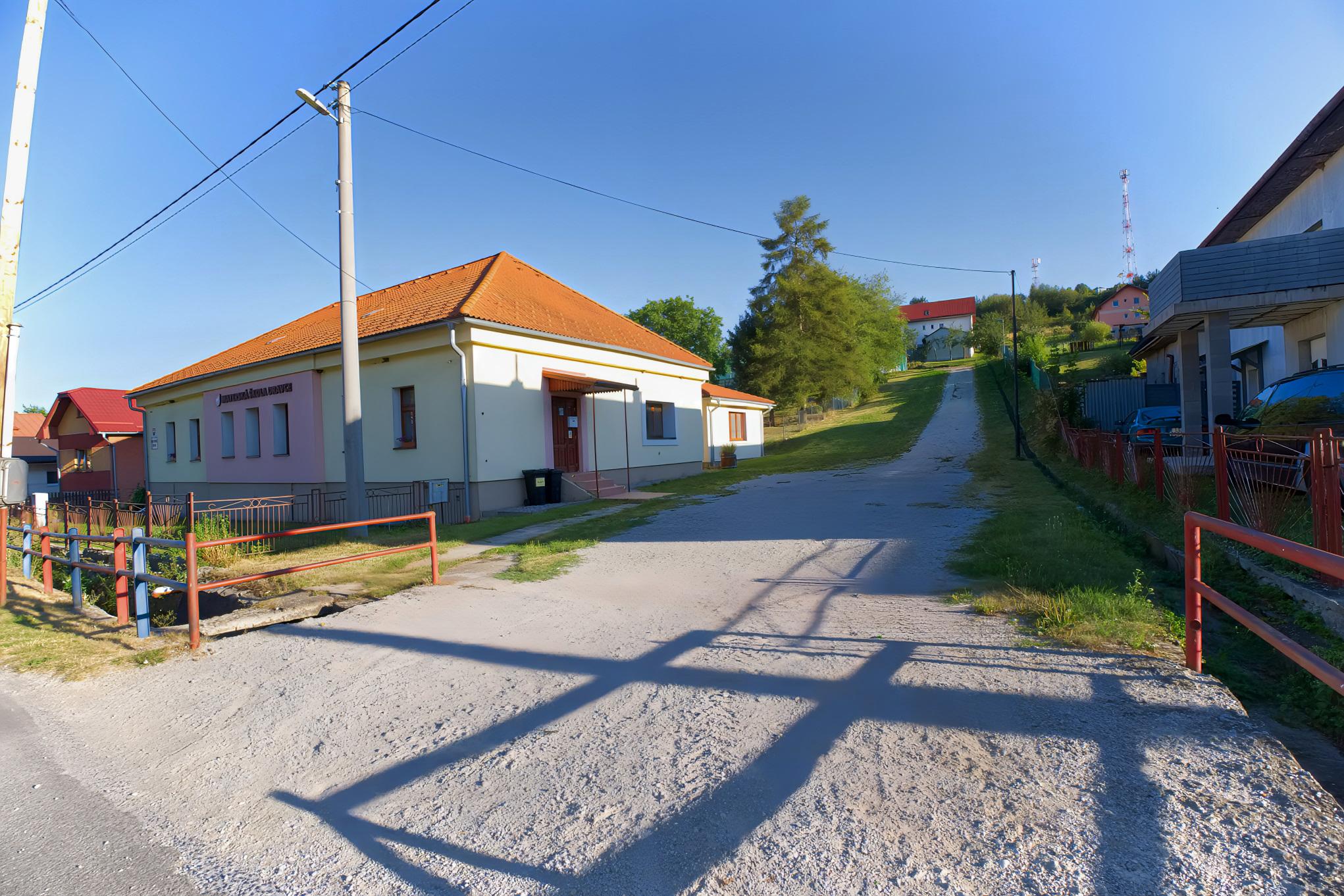 Stavebný pozemok (1 251 m²) s IS, dvojitým prístupom a výhľadom, Dravce