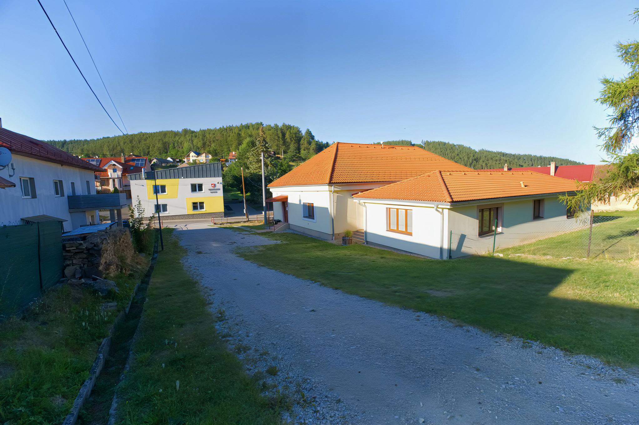 Stavebný pozemok (1 251 m²) s IS, dvojitým prístupom a výhľadom, Dravce