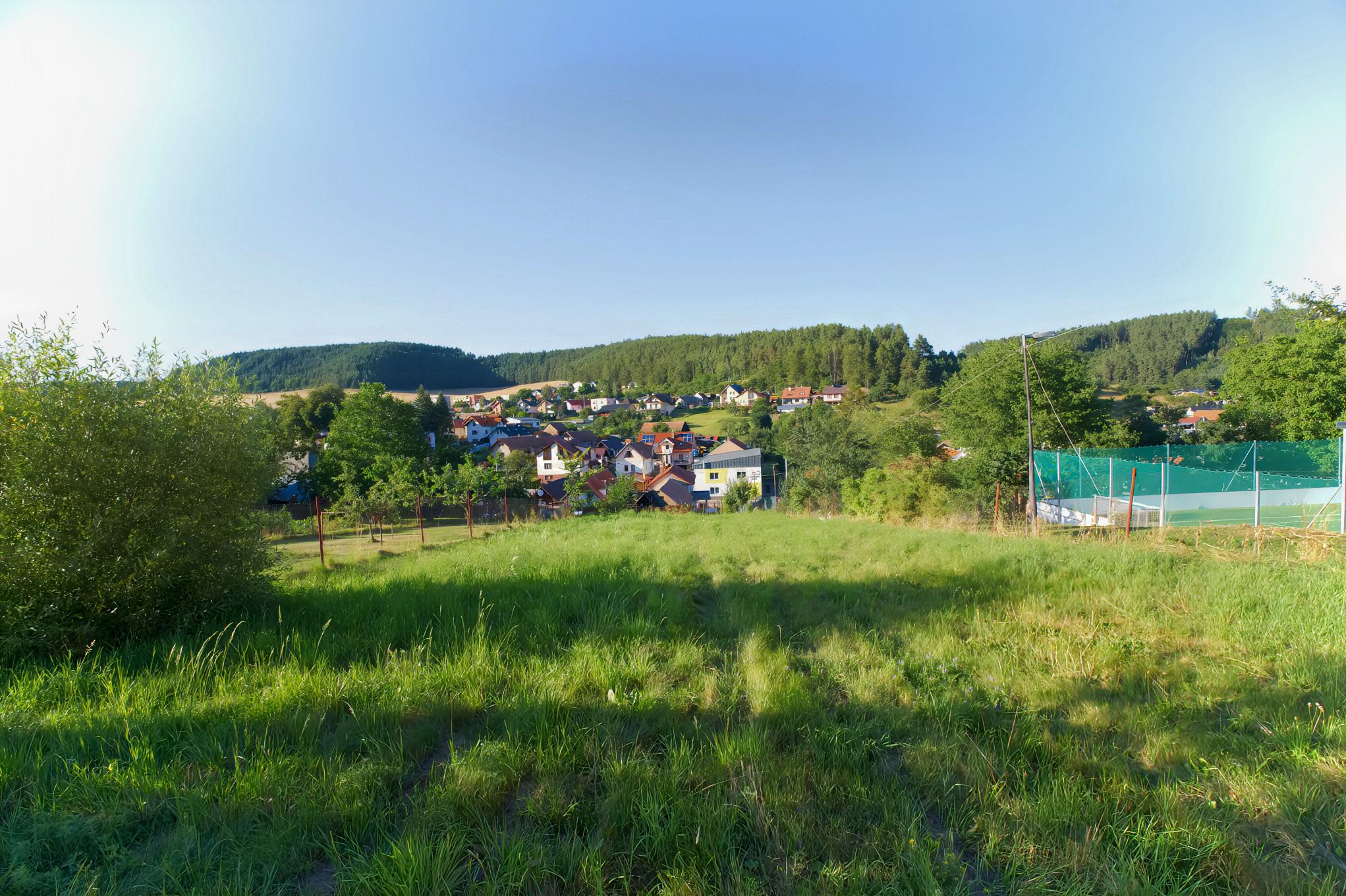 Stavebný pozemok (1 251 m²) s IS, dvojitým prístupom a výhľadom, Dravce