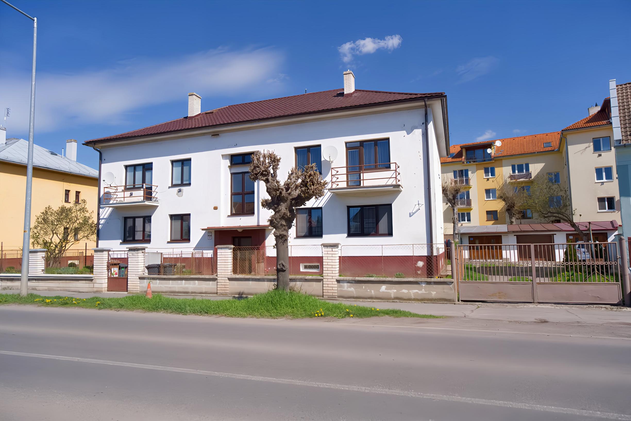 Byt 3+1 (109 m²) s 2 balkónmi, garážou a záhradou, centrum SNV