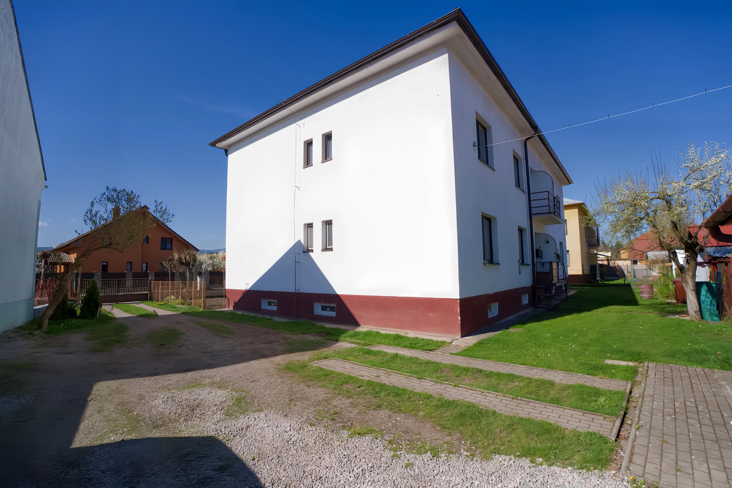 Byt 3+1 (109 m²) s 2 balkónmi, garážou a záhradou, centrum SNV