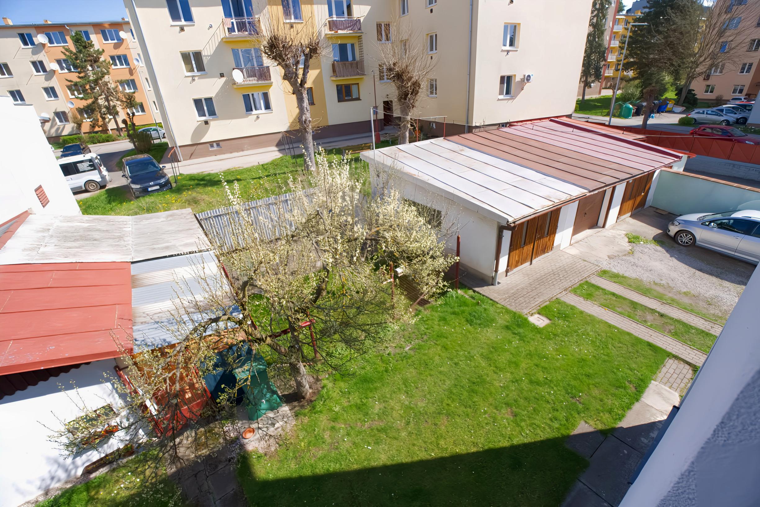 Byt 3+1 (109 m²) s 2 balkónmi, garážou a záhradou, centrum SNV