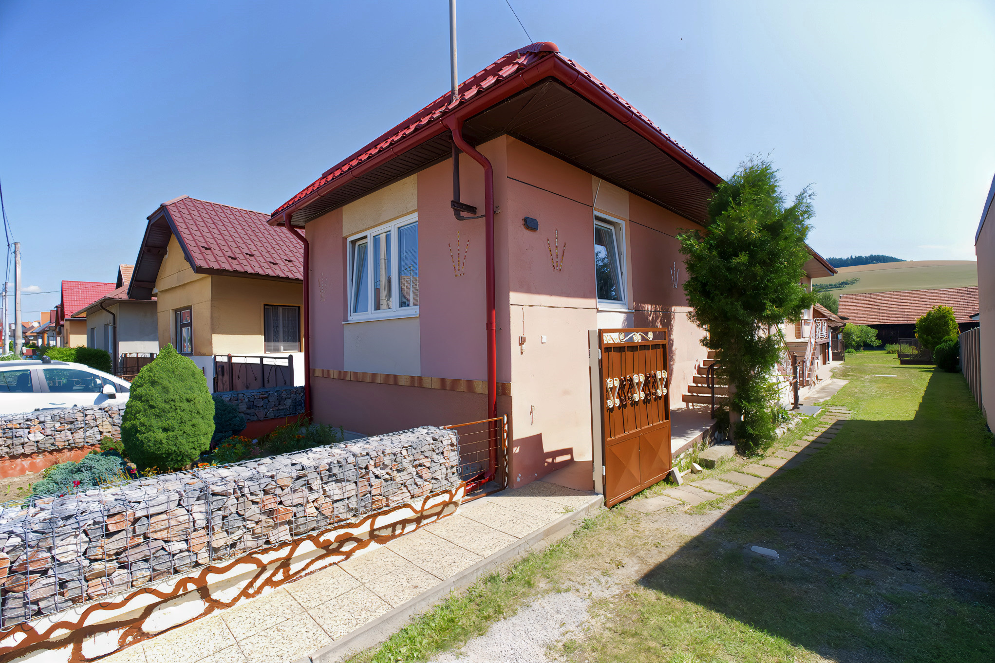 Rodinný dom (1 293 m²) s  veľkou záhradou a stodolou, Domaňovce
