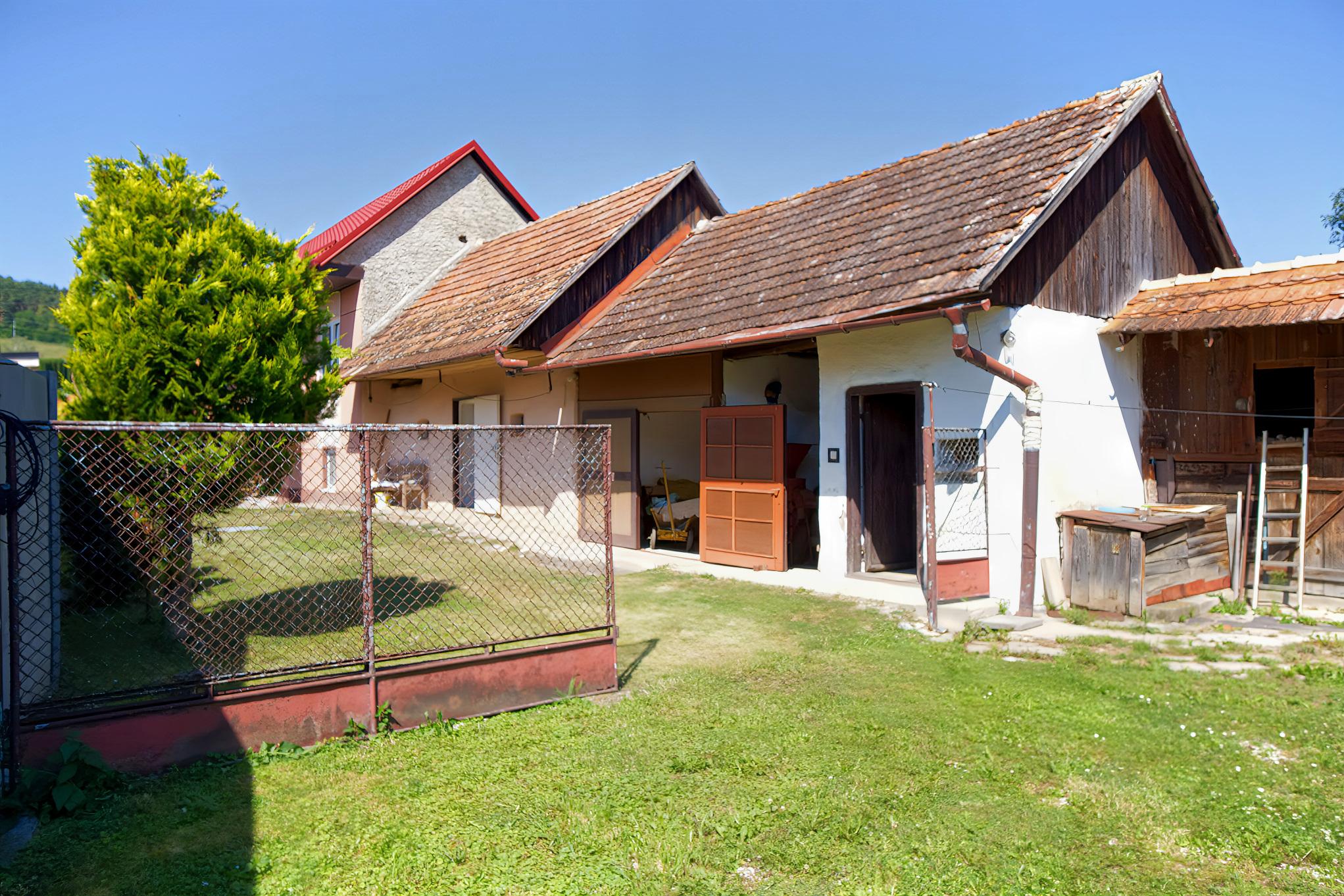 Rodinný dom (1 293 m²) s  veľkou záhradou a stodolou, Domaňovce