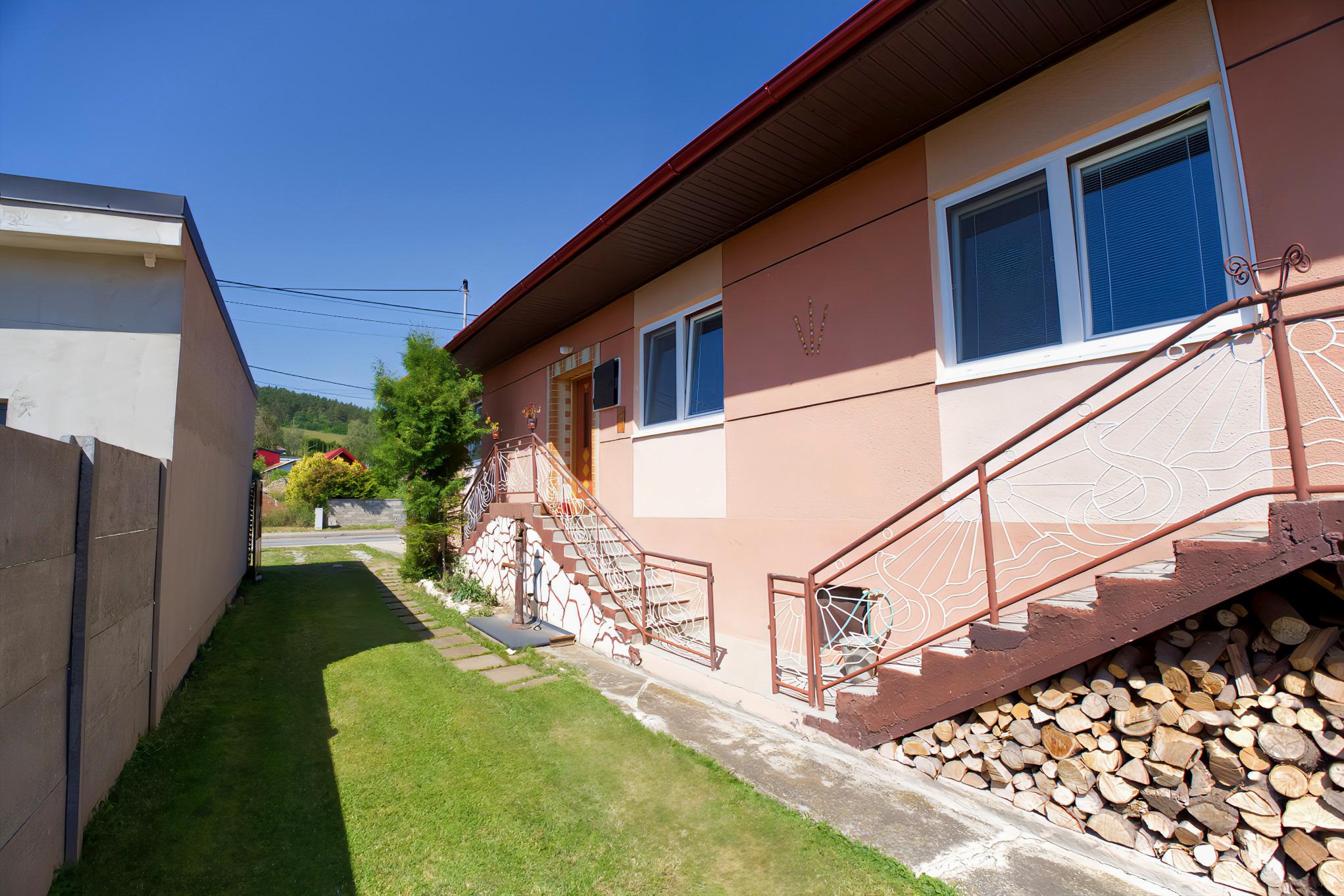 Rodinný dom (1 293 m²) s  veľkou záhradou a stodolou, Domaňovce