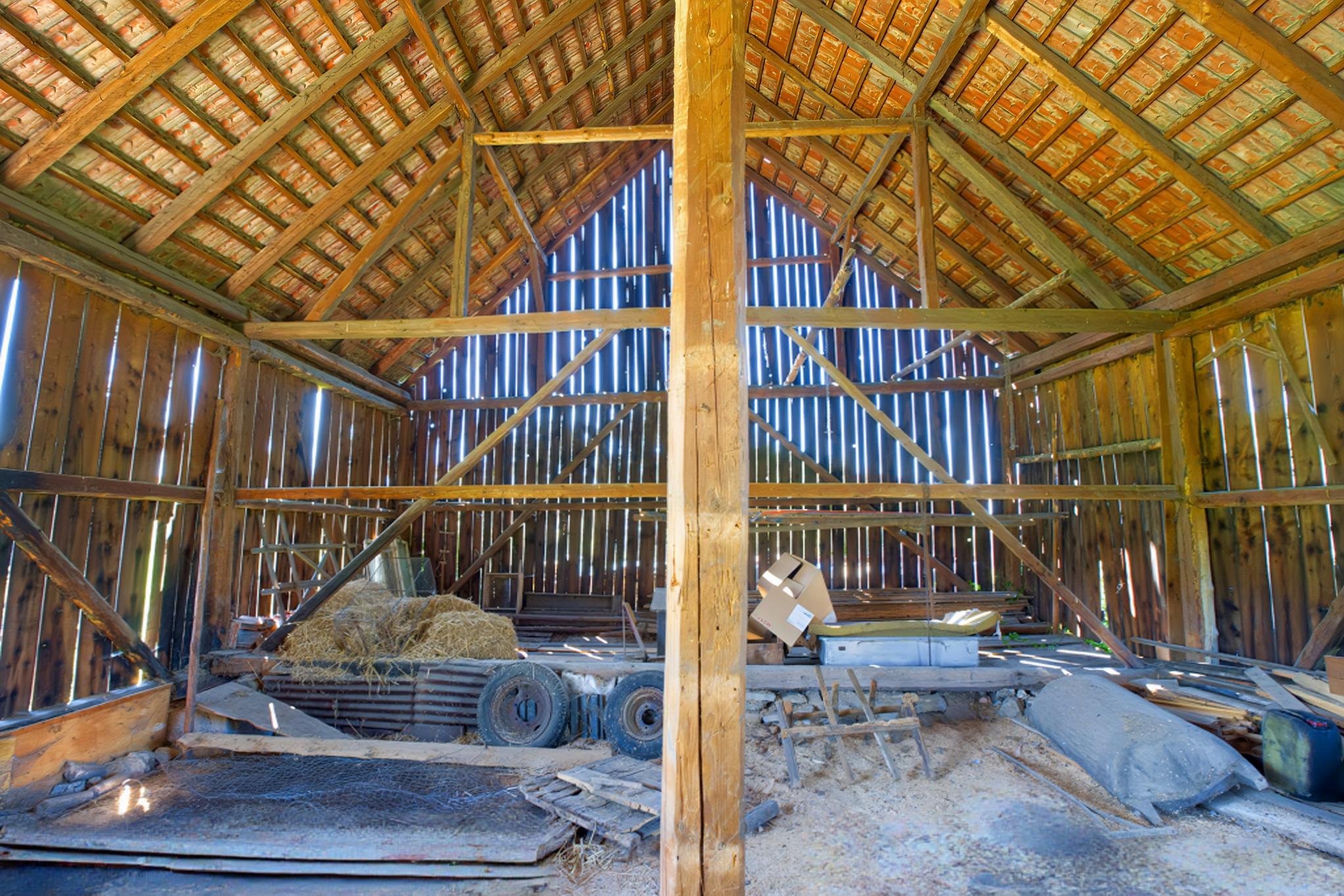 Rodinný dom (1 293 m²) s  veľkou záhradou a stodolou, Domaňovce