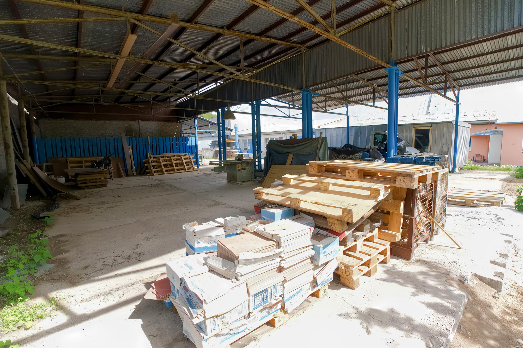 Komerčný pozemok (409 m²) s prístreškom v uzavretom areáli, Levoča