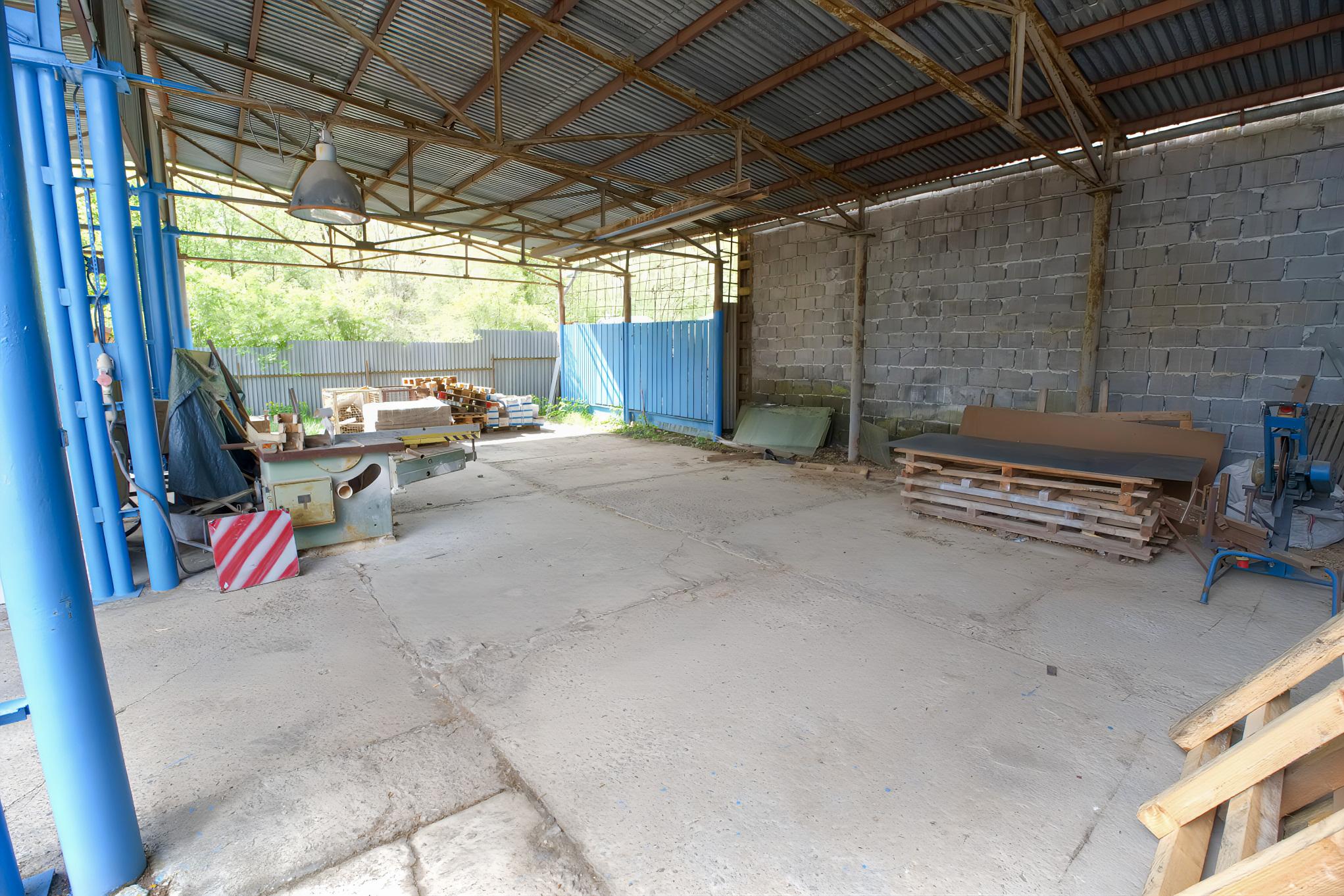 Komerčný pozemok (409 m²) s prístreškom v uzavretom areáli, Levoča