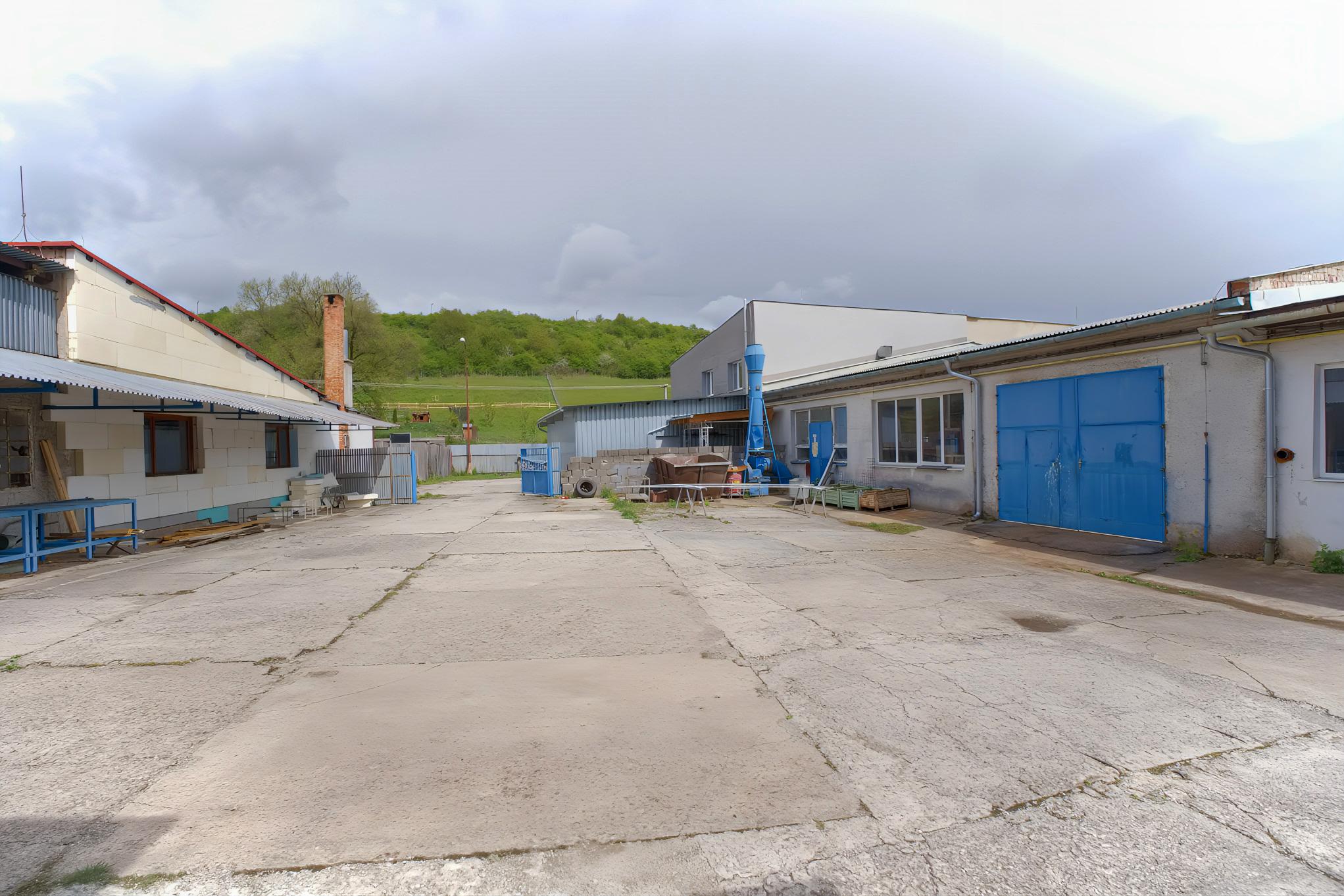 Komerčný pozemok (409 m²) s prístreškom v uzavretom areáli, Levoča