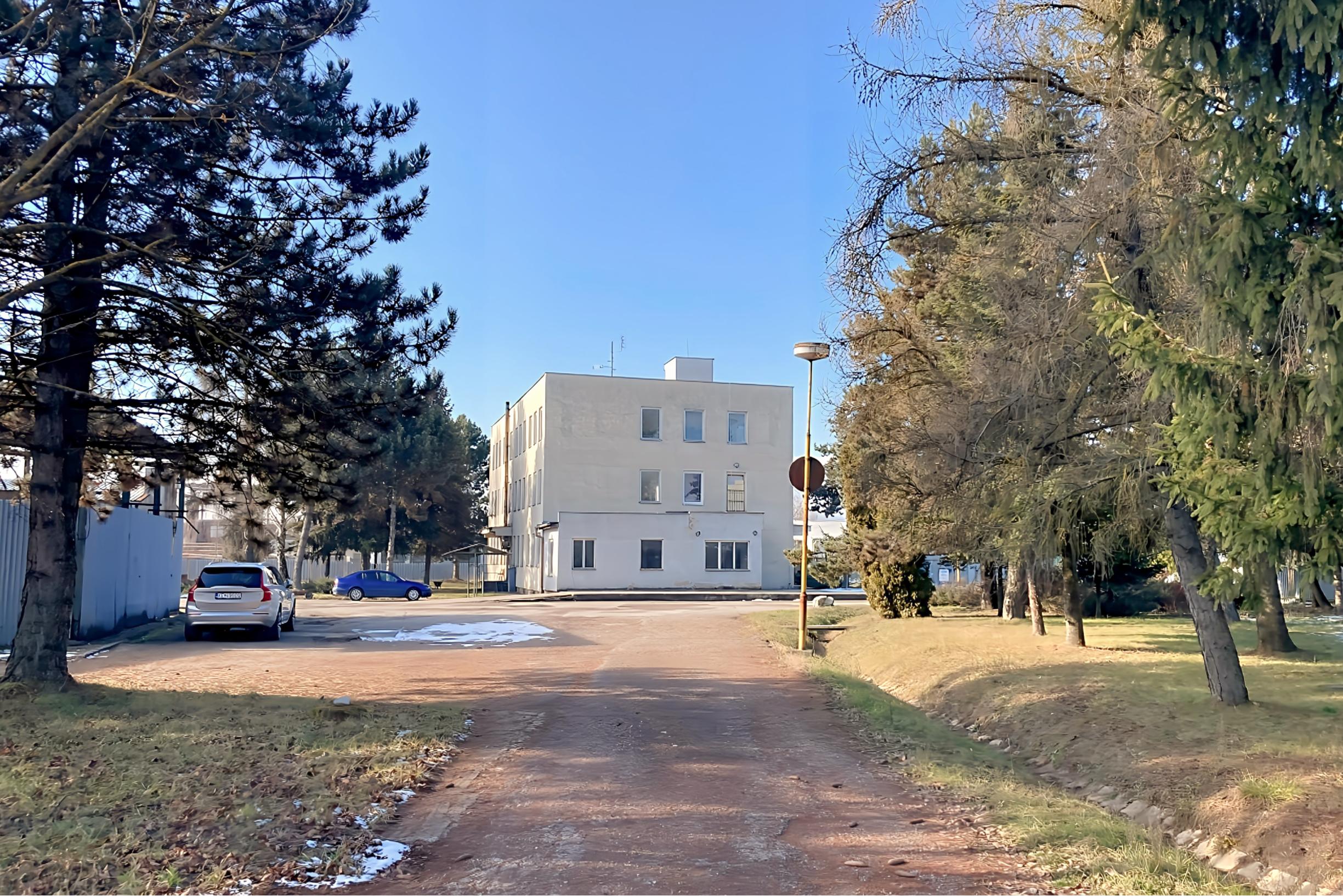 Podn. areál - adm, výroba, garáže, sklady (3,3 ha) neďaleko Košíc