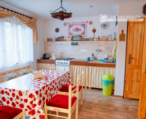 Chalupa s výhľadom na Levočské vrchy