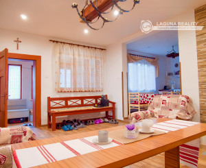 Chalupa s výhľadom na Levočské vrchy