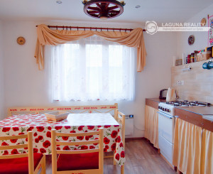 Chalupa s výhľadom na Levočské vrchy