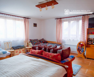 Chalupa s výhľadom na Levočské vrchy