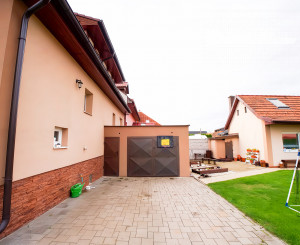 Rodinný dom (654 m2), garáž, altánok, záhrada Smižany