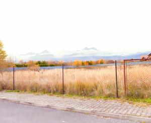 Rovinatý stavebný pozemok (1271 m2) Veľká Lomnica