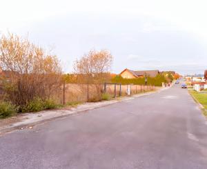 Rovinatý stavebný pozemok (1271 m2) Veľká Lomnica