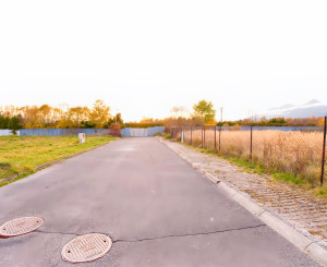 Rovinatý stavebný pozemok (1271 m2) Veľká Lomnica