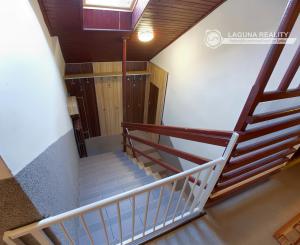 Byt 4+1 (135 m2) s loggiou blízko žel. stanice a centra Sp. Nová Ves