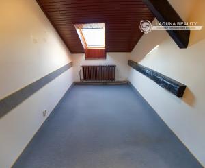 Byt 4+1 (135 m2) s loggiou blízko žel. stanice a centra Sp. Nová Ves