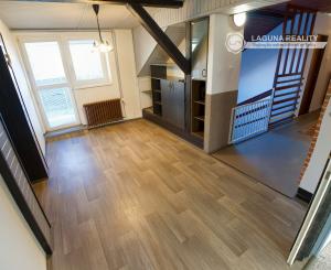 Byt 4+1 (135 m2) s loggiou blízko žel. stanice a centra Sp. Nová Ves