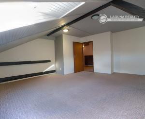 Byt 4+1 (135 m2) s loggiou blízko žel. stanice a centra Sp. Nová Ves