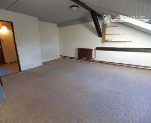 Byt 4+1 (135 m2) s loggiou blízko žel. stanice a centra Sp. Nová Ves