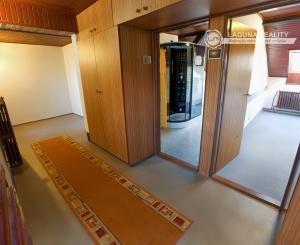 Byt 4+1 (135 m2) s loggiou blízko žel. stanice a centra Sp. Nová Ves