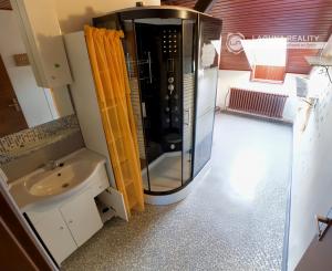 Byt 4+1 (135 m2) s loggiou blízko žel. stanice a centra Sp. Nová Ves