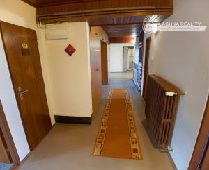 Byt 4+1 (135 m2) s loggiou blízko žel. stanice a centra Sp. Nová Ves