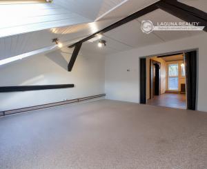 Byt 4+1 (135 m2) s loggiou blízko žel. stanice a centra Sp. Nová Ves