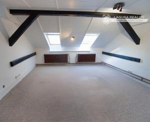 Byt 4+1 (135 m2) s loggiou blízko žel. stanice a centra Sp. Nová Ves