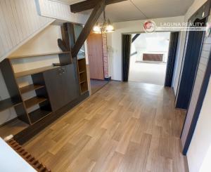 Byt 4+1 (135 m2) s loggiou blízko žel. stanice a centra Sp. Nová Ves