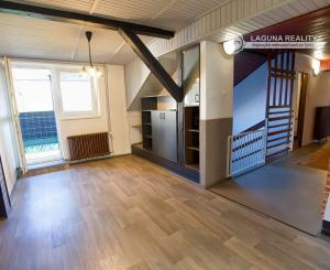 Byt 4+1 (135 m2) s loggiou blízko žel. stanice a centra Sp. Nová Ves