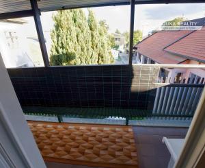 Byt 4+1 (135 m2) s loggiou blízko žel. stanice a centra Sp. Nová Ves