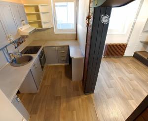 Byt 4+1 (135 m2) s loggiou blízko žel. stanice a centra Sp. Nová Ves