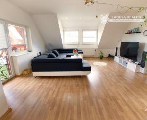 Rodinný dom (654 m2), garáž, altánok, záhrada Smižany