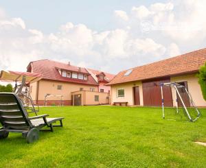 Rodinný dom (654 m2), garáž, altánok, záhrada Smižany